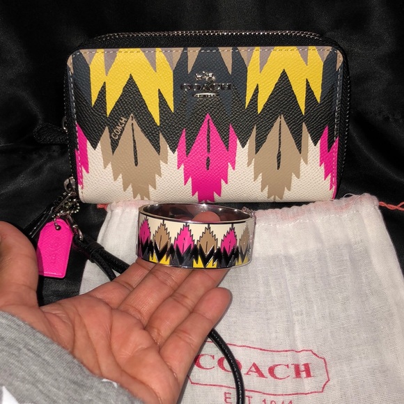 Beautiful Coach wristlet and matching Coach bracelet - Picture 3 of 13